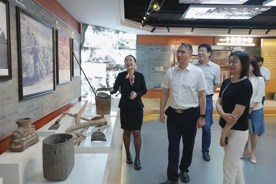 书记参观长隆展厅_副本.png