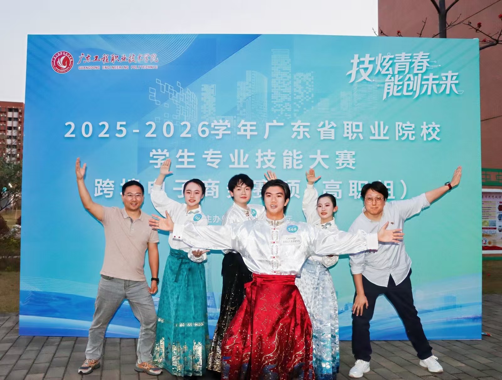 cdf62aabafa9c559f525876f4953c422.jpg