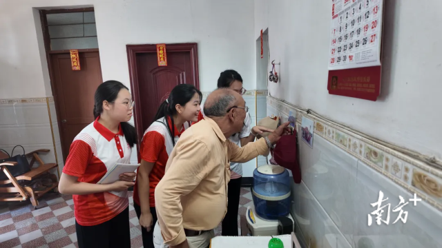 队员们与乡村老人们围坐在一起,以老照片、旧地名、乡音俚语为媒介,引导他们回溯人生中走过的地方、经历的故事、年轻时去过的城市与乡村。 队员们与乡村老人们围坐在一起,以老照片、旧地名、乡音俚语为媒介,引导他们回溯人生中走过的地方、经历的故事、年轻时去过的城市与乡村。